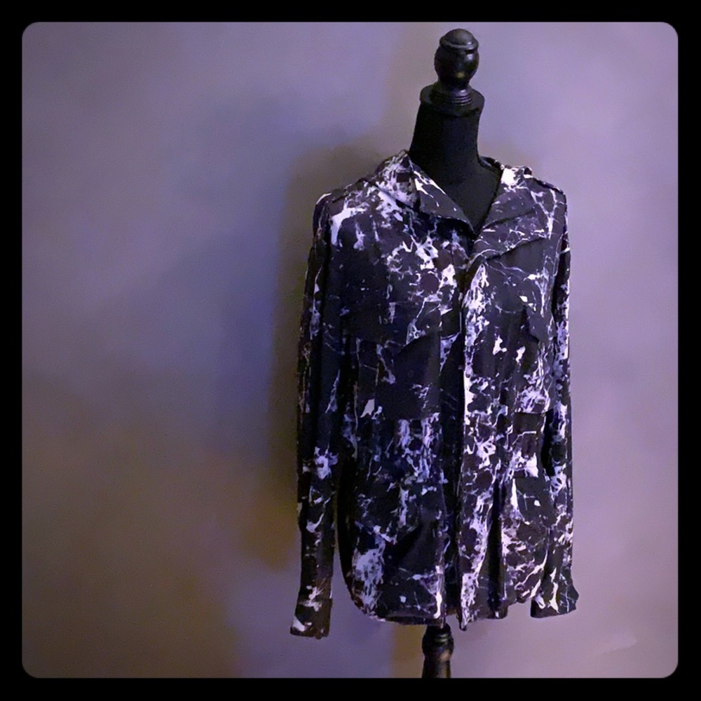 Cinched waist B&W marbled jacket with hood.